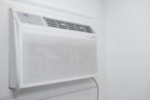 Cozy Crib Suite Condo with Balcony Pool & Gym