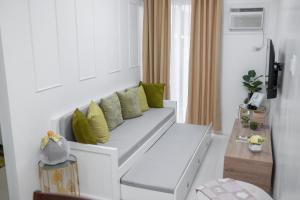 Cozy Crib Suite Condo with Balcony Pool & Gym