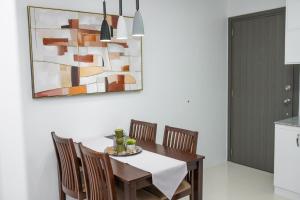 Cozy Crib Suite Condo with Balcony Pool & Gym