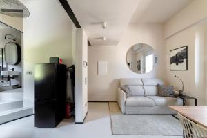 Lucas home over the Rose Garden