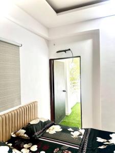 Cozy 2BHK with Balcony & Kitchen