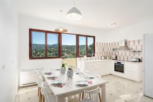 Seaview Villa The Infinite with Private Pool, BBQ & Ping Pong, 1,5km from beach