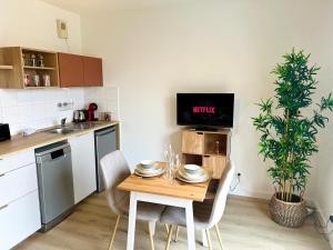 Le Courvoisy, Studio avec piscine, près Groupama Stadium et Salle Arena