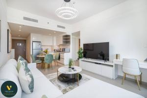 Vogue Vacation Homes, Downtown Views II with Direct Access to Dubai Mall Via a Climate Controlled Bridge, One Bedroom Apartment with Balcony and City View