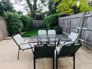 2 Ensuite beds house, sleep 4 With free parking, Self Check-in, and Close link to London, Zone 6