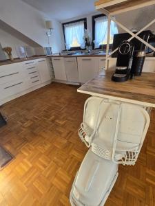 Exklusives 2 Zimmer Dachstudio mit Kamin Perfekte Lage für Phantasialand und Köln Messe inkl Parkplatz und Vollausstattung