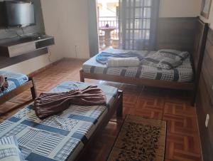 QUARTO COM COZINHA E CHURRASQUEIRA PARa ATÉ 7 PESSOAS A SÓ 600 METROS DA BASÍLICA