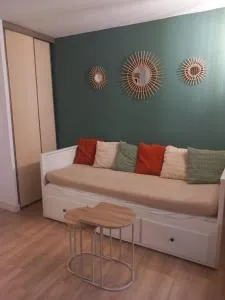 Studio climatisé, une place de parking à la Faviére - Cabasson