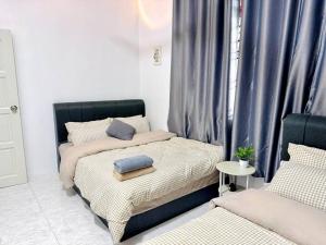 SemiD-Projector-Pool-Netflix-3R2BR-FullyAircon