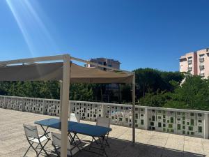 Marcelli, trilocale con terrazzo in residence con piscina - M398