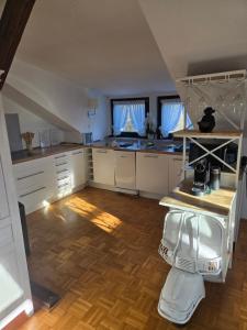 Exklusives 2 Zimmer Dachstudio mit Kamin Perfekte Lage für Phantasialand und Köln Messe inkl Parkplatz und Vollausstattung