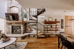 Alpine Hideaway with Free Shuttle - Wildernest