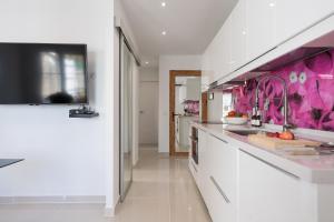 SEA VIEW 2BR TOPLOCTAION Heated pool 5 min to beach