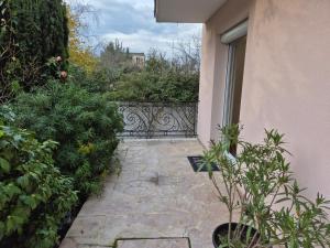 Superbe F2 rénové Terrasse fleurie