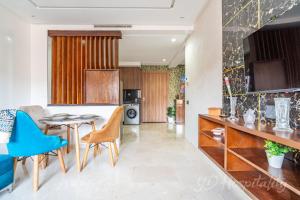 5-Star Suite in Prime Spot with Luxe Touches