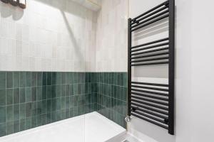 Birmingham City Centre Apartment - Sleeps upto 6 guests, on street car parking