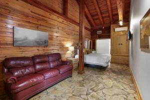 Wimberley Log Cabins Resort and Suites- Unit 2