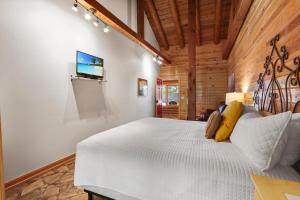 Wimberley Log Cabins Resort and Suites- Unit 2