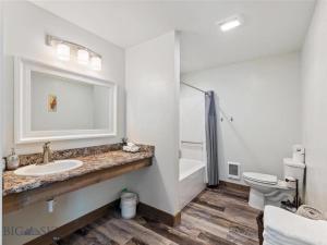 Deluxe Queen Studio  room in Corral Villas Yellowstone