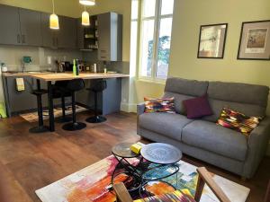 T2 standing de La tour jayan