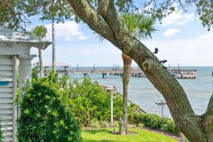 Village Villa - 102 Strachan Lane