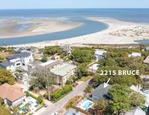 Three Oaks Beach Cottage - 2215 Bruce Drive - The Meadows