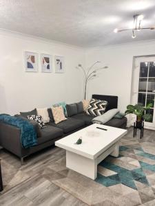 Lovely tidy and well decorated en-suite king sized bedroom in a shared 2 bedroom flat