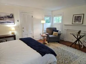 Heart Historic Ridgefield Studio WALK to town - Redding