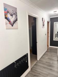 Lovely tidy and well decorated en-suite king sized bedroom in a shared 2 bedroom flat