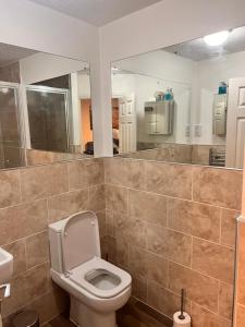 Lovely tidy and well decorated en-suite king sized bedroom in a shared 2 bedroom flat