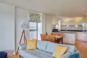 Apartment Sea Views 5 mins Walk to Fistral