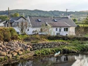 Lochside 'small groups' HOSTEL with stunning views - Taynish