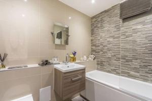 Spacious Modern 3 Bed Apartments in London Bridge with Netflix and Free Carpark