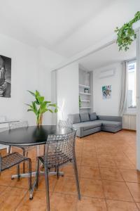 Pinacoteca - Art Behind the 2 Towers