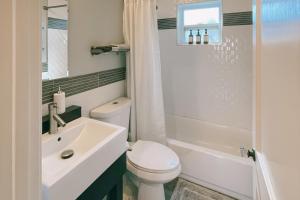 2BR Dog-Friendly with Yard, Screened Porch, and Grill