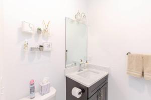 Spacious Home w Rooftop Deck and Mural! 10 Min 2 DT