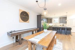 Spacious Home w Rooftop Deck and Mural! 10 Min 2 DT