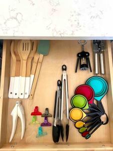 Spacious Home w Rooftop Deck and Mural! 10 Min 2 DT