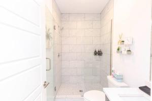 Spacious Home w Rooftop Deck and Mural! 10 Min 2 DT