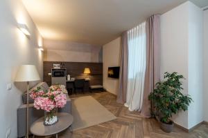 Suite with Balcony and Lake View