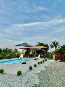 Casa de sítio com piscina - Навегантіс