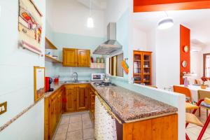 Villa with large terrace, BBQ, WiFi, AC, 2 Parking spaces