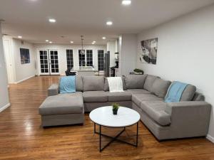 Heated pool, Sunny San Diego, Entire home, Free Parking, BBQ, Pets allowed, family neighborhood!