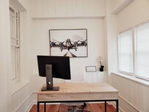 Less than 10 mins from Downtown, early checkin-subject to availability, pool table