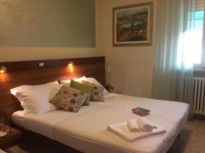Double Room with Lake View room in Albergo Trattoria Fioravante
