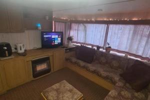 Cozy Cardiff Cabin Retreat sleeps 6 by Aimee