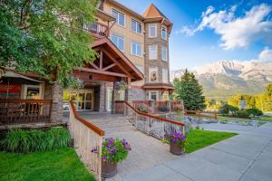 Falcon Crest Lodge by CLIQUE