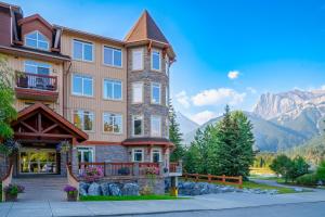 Falcon Crest Lodge by CLIQUE