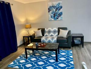 All private 2 BRoom w 2 QUEEN BEDS-1 BTHRM-FREE PARKING-FAST WI-FI-CENTRAL LOCATION - Ubytování bez kategorie ve městě Grande Prairie