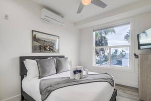 Hot Tub, New 2 Bedroom Park Blvd Condo